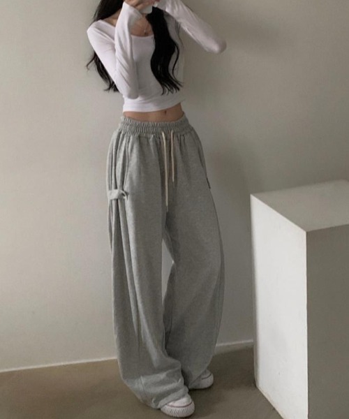 FREE STYLISTS(フリー スタイリスト)の「YUGA_YGMC Wide-length sweatpants with adjustable buckles(スウェットパンツ・レディース・ブラウン/ライトグレー/ネイビー・S/M)」の4枚目の写真