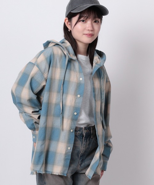 SlashDate（スラッシュデイト）の「【82】カットオフ オンブレチェック フードシャツ（シャツ/ブラウス・レディース・ブルー/ブラック/ブラウン・M/L）」の5枚目の写真