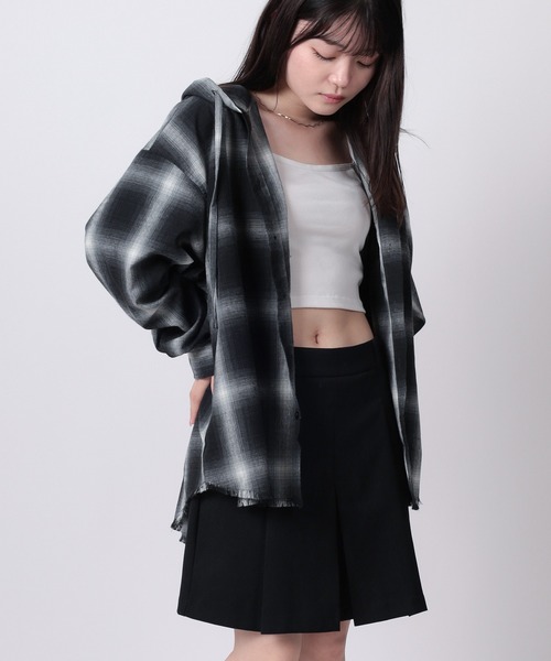 SlashDate（スラッシュデイト）の「【82】カットオフ オンブレチェック フードシャツ（シャツ/ブラウス・レディース・ブルー/ブラック/ブラウン・M/L）」の9枚目の写真