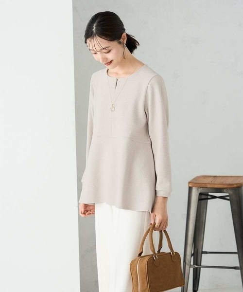 a.v.v(アーヴェヴェ)の「千鳥ジャガードペプラムトップス(Tシャツ/カットソー・レディース・グレー系その他/ブラック・38/36/40)」の1枚目の写真