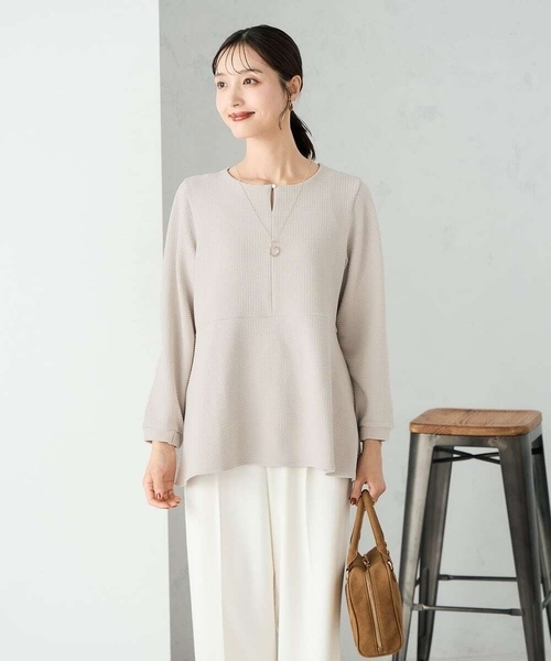 a.v.v(アーヴェヴェ)の「千鳥ジャガードペプラムトップス(Tシャツ/カットソー・レディース・グレー系その他/ブラック・38/36/40)」の4枚目の写真