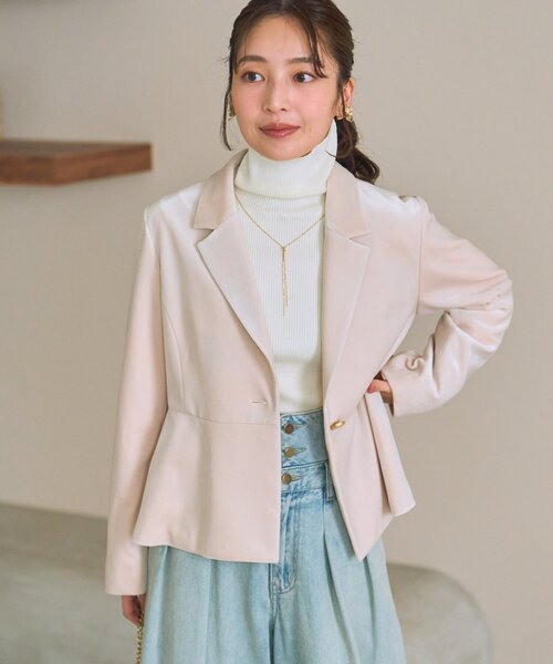 La boutique BonBon（ラブティックボンボン）の「【オケージョン対応】ベロアペプラムジャケット（テーラードジャケット・レディース・ライトベージュ/ブラック・FREE）」の5枚目の写真