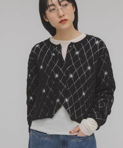 KBF(ケイビーエフ)の「キルティングショートカーディガン(ニット/セーター・レディース・ブラウン/ブラック/ライトベージュ・ONE)」の1枚目の写真