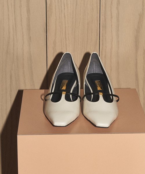 GRISE(グリーズ)の「GRISE4cmナロースクエアメタルTストラップパンプス(パンプス・レディース・ブラック/アイボリー/ゴールド・24.5cm/25cm/22cm/22.5cm/23cm/23.5cm/24cm)」の9枚目の写真