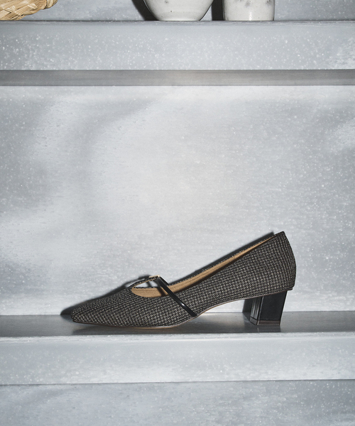 GRISE(グリーズ)の「GRISE4cmナロースクエアメタルTストラップパンプス(パンプス・レディース・ブラック/アイボリー/ゴールド・24.5cm/25cm/22cm/22.5cm/23cm/23.5cm/24cm)」の10枚目の写真