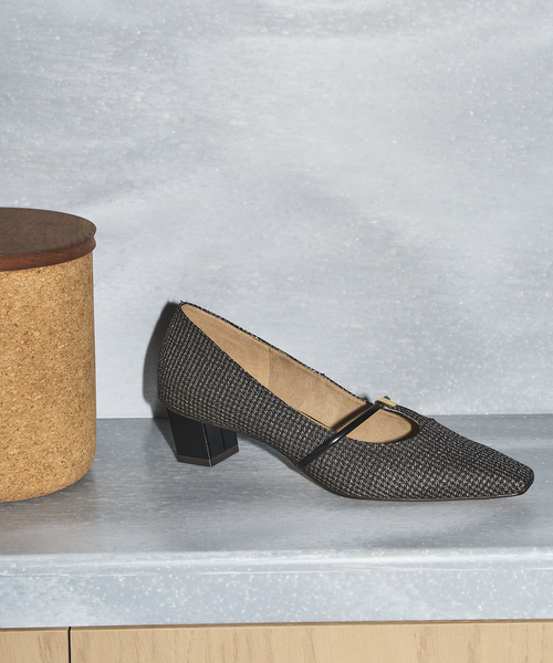 GRISE(グリーズ)の「GRISE4cmナロースクエアメタルTストラップパンプス(パンプス・レディース・ブラック/アイボリー/ゴールド・24.5cm/25cm/22cm/22.5cm/23cm/23.5cm/24cm)」の11枚目の写真