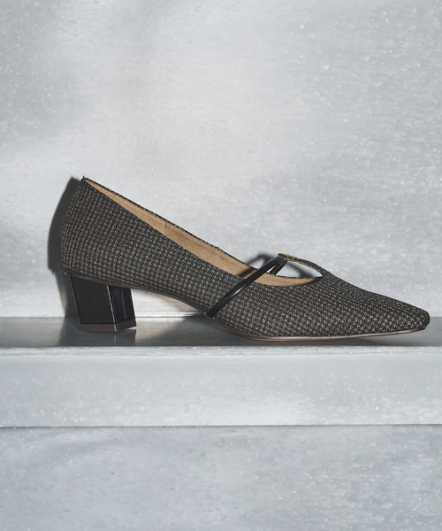 GRISE(グリーズ)の「GRISE4cmナロースクエアメタルTストラップパンプス(パンプス・レディース・ブラック/アイボリー/ゴールド・24.5cm/25cm/22cm/22.5cm/23cm/23.5cm/24cm)」の12枚目の写真