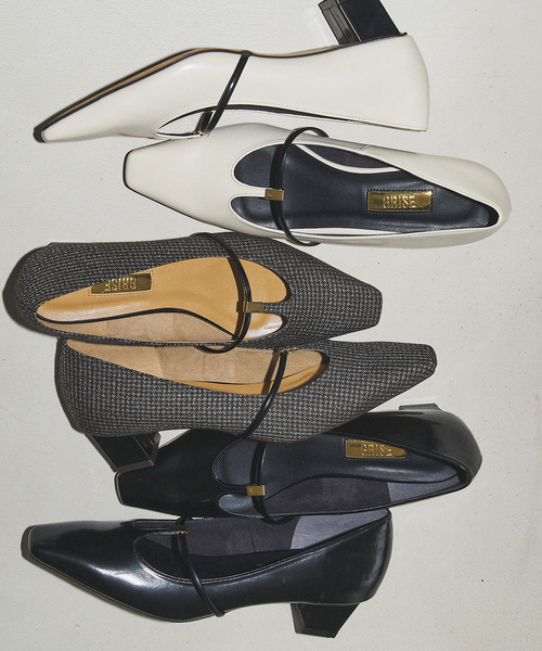 GRISE(グリーズ)の「GRISE4cmナロースクエアメタルTストラップパンプス(パンプス・レディース・ブラック/アイボリー/ゴールド・24.5cm/25cm/22cm/22.5cm/23cm/23.5cm/24cm)」の13枚目の写真