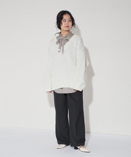 GRISE(グリーズ)の「GRISE4cmナロースクエアメタルTストラップパンプス(パンプス・レディース・ブラック/アイボリー/ゴールド・24.5cm/25cm/22cm/22.5cm/23cm/23.5cm/24cm)」の14枚目の写真