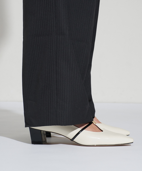 GRISE(グリーズ)の「GRISE4cmナロースクエアメタルTストラップパンプス(パンプス・レディース・ブラック/アイボリー/ゴールド・24.5cm/25cm/22cm/22.5cm/23cm/23.5cm/24cm)」の16枚目の写真