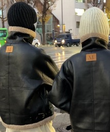 Outfitter lab（アウトフィッターラボ）の「【日本未発売/WEB限定】MUCENT(ムセント)/ワッペン ムートン ボア ジャケット ブルゾン/CHIVE LEATHER WAPEN MUSTANG JACKET（ムートンコート）」