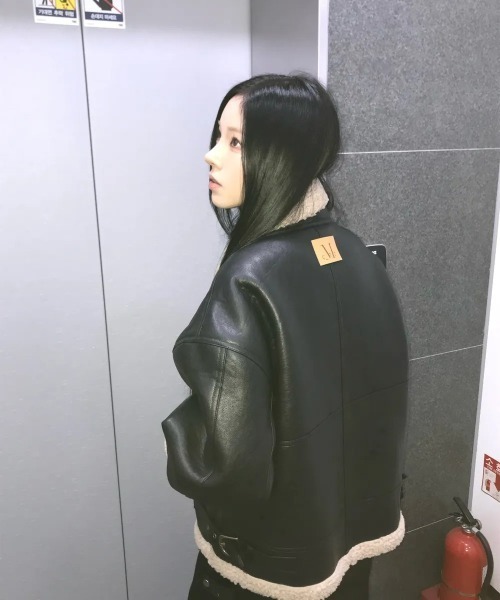 MUCENT(ムセント)の「【日本未発売/WEB限定】MUCENT(ムセント)/ワッペン ムートン ボア ジャケット ブルゾン/CHIVE LEATHER WAPEN MUSTANG JACKET(ムートンコート・レディース・ブラウン/ブラック・FREE)」の7枚目の写真