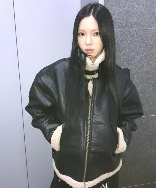MUCENT(ムセント)の「【日本未発売/WEB限定】MUCENT(ムセント)/ワッペン ムートン ボア ジャケット ブルゾン/CHIVE LEATHER WAPEN MUSTANG JACKET(ムートンコート・レディース・ブラウン/ブラック・FREE)」の5枚目の写真