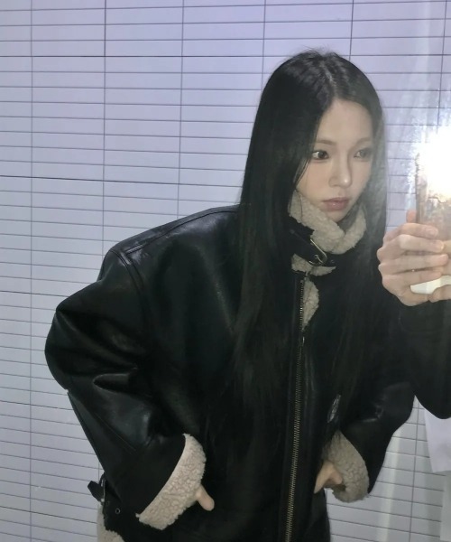 MUCENT(ムセント)の「【日本未発売/WEB限定】MUCENT(ムセント)/ワッペン ムートン ボア ジャケット ブルゾン/CHIVE LEATHER WAPEN MUSTANG JACKET(ムートンコート・レディース・ブラウン/ブラック・FREE)」の6枚目の写真