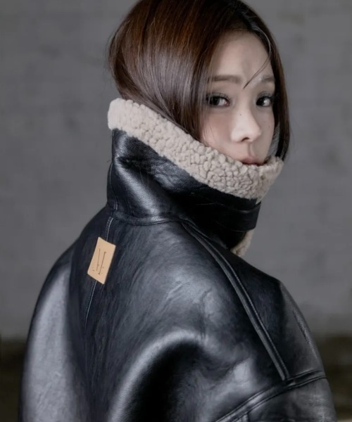 MUCENT(ムセント)の「【日本未発売/WEB限定】MUCENT(ムセント)/ワッペン ムートン ボア ジャケット ブルゾン/CHIVE LEATHER WAPEN MUSTANG JACKET(ムートンコート・レディース・ブラウン/ブラック・FREE)」の11枚目の写真
