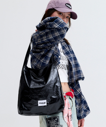 GLOSSY SHOULDER BAG BLACK