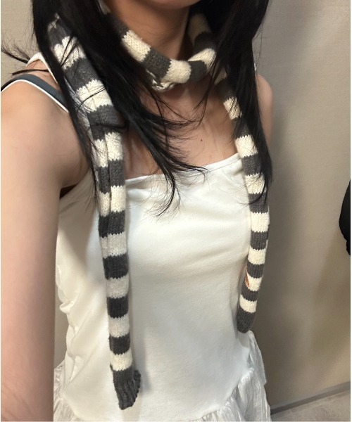 Vini（ヴィニ）の「バイカラー ストライプ ニットタイマフラー（マフラー・レディース・チャコールグレー/グリーン/レッド/ブラック・FREE）」の2枚目の写真