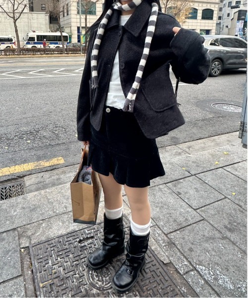 Vini（ヴィニ）の「バイカラー ストライプ ニットタイマフラー（マフラー・レディース・チャコールグレー/グリーン/レッド/ブラック・FREE）」の9枚目の写真