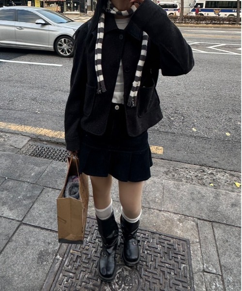 Vini（ヴィニ）の「バイカラー ストライプ ニットタイマフラー（マフラー・レディース・チャコールグレー/グリーン/レッド/ブラック・FREE）」の8枚目の写真