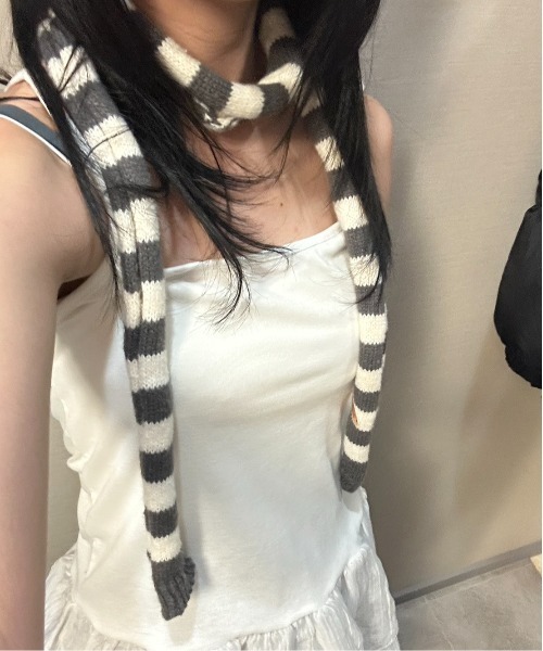 Vini（ヴィニ）の「バイカラー ストライプ ニットタイマフラー（マフラー・レディース・チャコールグレー/グリーン/レッド/ブラック・FREE）」の5枚目の写真