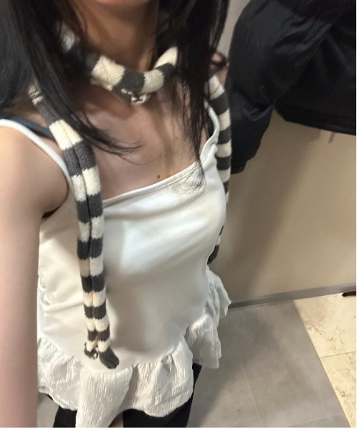 Vini（ヴィニ）の「バイカラー ストライプ ニットタイマフラー（マフラー・レディース・チャコールグレー/グリーン/レッド/ブラック・FREE）」の13枚目の写真