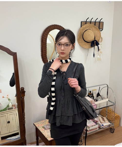 Vini（ヴィニ）の「バイカラー ストライプ ニットタイマフラー（マフラー・レディース・チャコールグレー/グリーン/レッド/ブラック・FREE）」の19枚目の写真