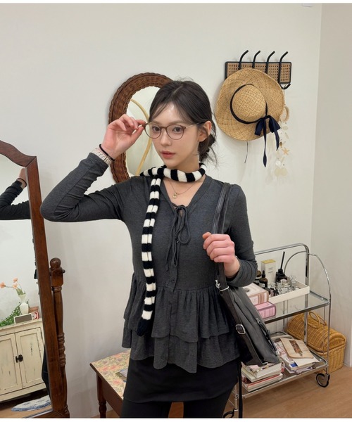 Vini（ヴィニ）の「バイカラー ストライプ ニットタイマフラー（マフラー・レディース・チャコールグレー/グリーン/レッド/ブラック・FREE）」の22枚目の写真