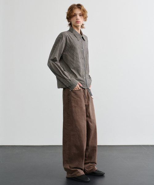 NOUN(ノウン)の「wide curved denim pants (brown)(デニムパンツ・メンズ・その他・0/1/2)」の2枚目の写真