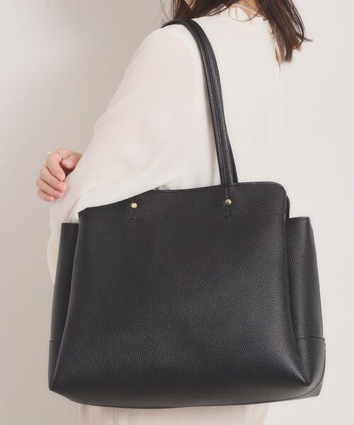 ITS'DEMO（イッツデモ）の「＜楽もち＞軽量PU三層A4トート（トートバッグ・レディース・ライトグレー/ブラウン系/ブラック・00）」の2枚目の写真