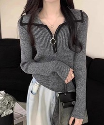 きゅっと閉めても開けてもサマになる◎配色ハーフジップリブニット