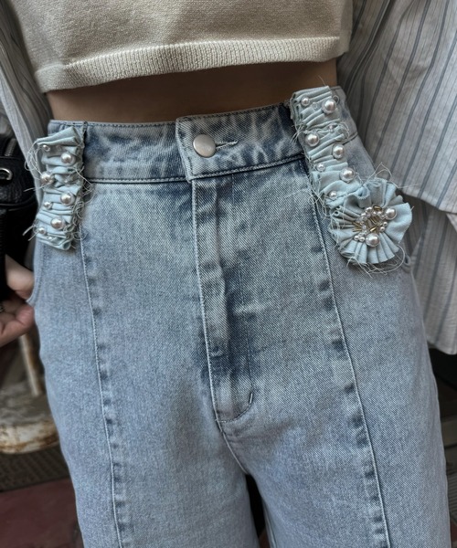 WILLFULLY(ウィルフリー)の「hem adjust center seam broach denim PT(デニムパンツ・レディース・ブルー/ライトブルー・M/S)」の4枚目の写真