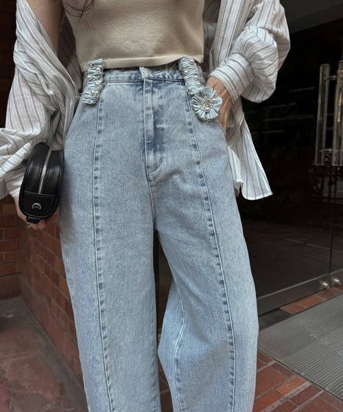 WILLFULLY(ウィルフリー)の「hem adjust center seam broach denim PT(デニムパンツ・レディース・ブルー/ライトブルー・M/S)」の6枚目の写真