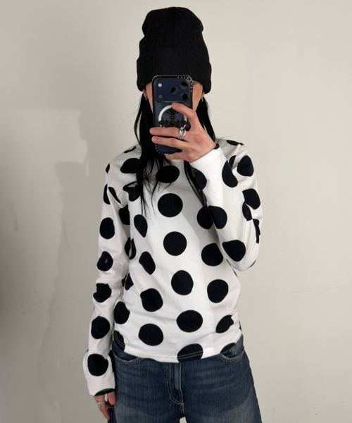 TANSANMAGNESIUM(タンサン マグネシウム)の「ドットパターンロングスリーブ(ホワイト/ブラック)(Tシャツ/カットソー・レディース・その他・MEDIUM/SMALL)」の1枚目の写真
