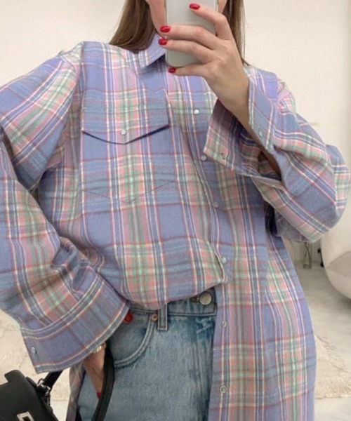 CLOTHY（クロシィ）の「【ラフに着たい、オーバーサイズ】BIGチェックシャツ（シャツ/ブラウス・レディース・パープル/ベージュ/ブラック・FREE）」の2枚目の写真