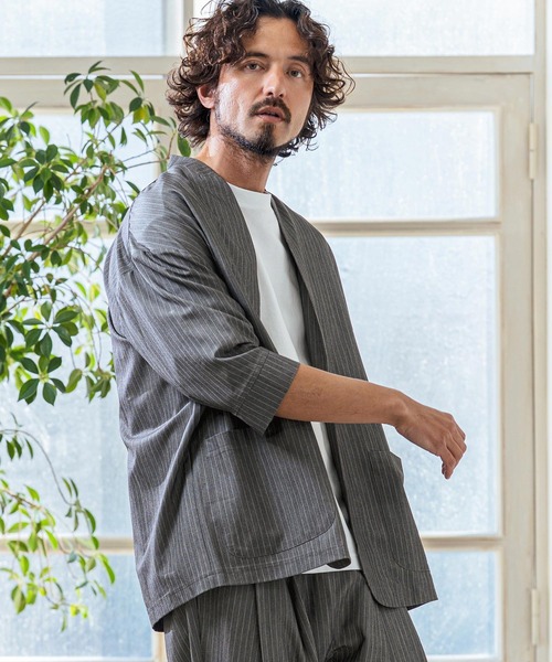 Magine（マージン）の「mj11379- Pinstripe TR Stretch Lapel Less Relax Fit Seven Sleeve Jacket 7分袖ラペルレスジャケット(MGN-261-006)（ノーカラージャケット・メンズ・ブラック/グレイッシュベージュ/ミックスグレー・48/46/44）」の2枚目の写真