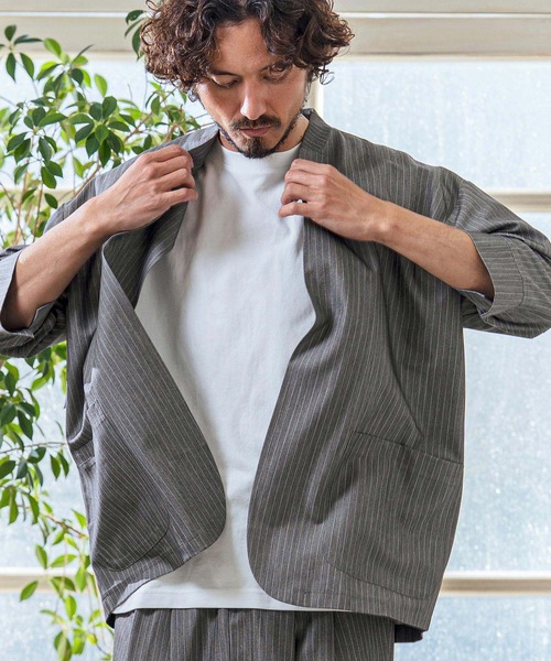 Magine（マージン）の「mj11379- Pinstripe TR Stretch Lapel Less Relax Fit Seven Sleeve Jacket 7分袖ラペルレスジャケット(MGN-261-006)（ノーカラージャケット・メンズ・ブラック/グレイッシュベージュ/ミックスグレー・48/46/44）」の5枚目の写真
