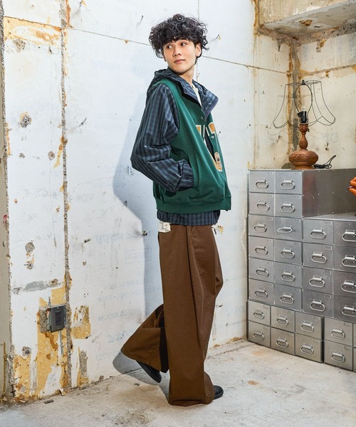 niko and...（ニコアンド）の「カレッジロゴリバーシブルベスト（ベスト・メンズ・ネイビー/グリーン/ブラック・MEDIUM/LARGE）」の5枚目の写真