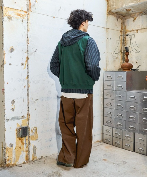 niko and...（ニコアンド）の「カレッジロゴリバーシブルベスト（ベスト・メンズ・ネイビー/グリーン/ブラック・MEDIUM/LARGE）」の6枚目の写真