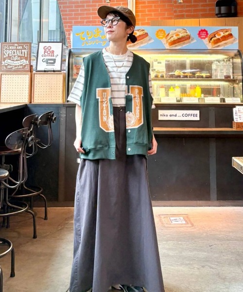 niko and...(ニコアンド)の「カレッジロゴリバーシブルベスト(ベスト・メンズ・ネイビー/グリーン/ブラック・MEDIUM/LARGE)」の11枚目の写真