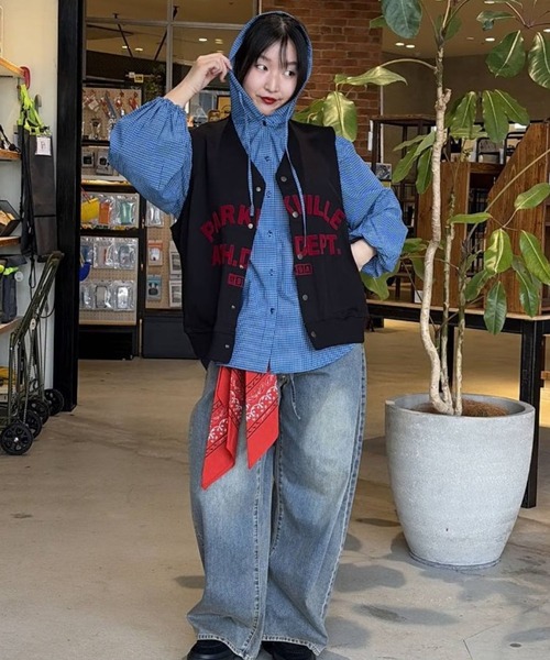 niko and...(ニコアンド)の「カレッジロゴリバーシブルベスト(ベスト・メンズ・ネイビー/グリーン/ブラック・MEDIUM/LARGE)」の6枚目の写真