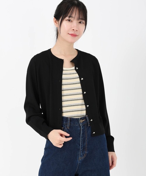 STRAWBERRY-FIELDS（ストロベリーフィールズ）の「サラフィール_変形メタル釦カーディガン（カーディガン/ボレロ・レディース・オフホワイト/ブラック/ネイビー/オレンジ・2）」の2枚目の写真