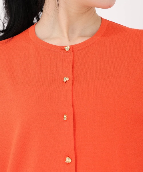 STRAWBERRY-FIELDS（ストロベリーフィールズ）の「サラフィール_変形メタル釦カーディガン（カーディガン/ボレロ・レディース・オフホワイト/ブラック/ネイビー/オレンジ・2）」の9枚目の写真