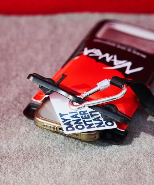 NANGA（ナンガ）の「NANGA × FREAK'S STORE/ナンガ × フリークスストア 別注 FLOATING PHONE PROTECT CASE フローティング フォーンプロテクト ケース（スマホケース/カバー・メンズ・ブラック・ONE SIZE）」の4枚目の写真