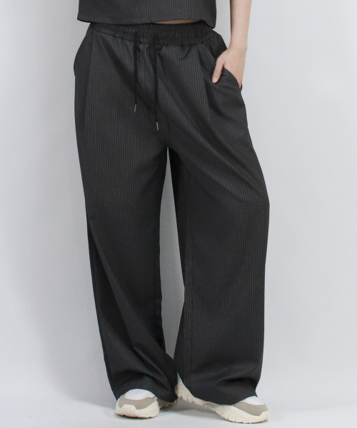 DEMARC(ドゥマーク)の「Pin Stripe Slacks Semi-Wide One-Tuck Pants(スラックス・レディース・チャコール・LARGE/MEDIUM)」の2枚目の写真