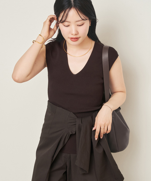 plage（プラージュ）の「LE PETIT PULLE / ル プティ プレ 別注 VN SLEEVLESS プルオーバー（ニット/セーター・レディース・ブラウン系その他/ライトグレー・FREE）」の2枚目の写真