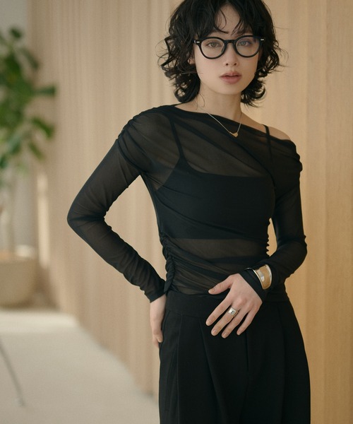 LAULEN（ローレン）の「sheer side gather drape tops /シアーサイドギャザードレープトップス（Tシャツ/カットソー・レディース・アイボリー/ブラック・FREE）」の2枚目の写真