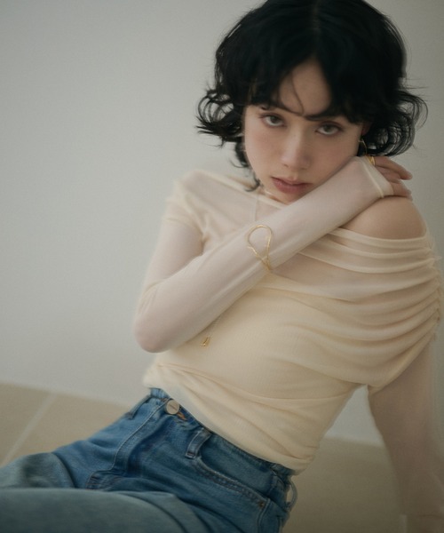 LAULEN（ローレン）の「sheer side gather drape tops /シアーサイドギャザードレープトップス（Tシャツ/カットソー・レディース・アイボリー/ブラック・FREE）」の3枚目の写真