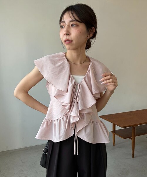 CAPRICIEUX LE'MAGE(カプリシューレマージュ)の「フリルカラーブラウス(シャツ/ブラウス・レディース・ピンク/キャメル/ホワイト/ブラック・FREE)」の1枚目の写真