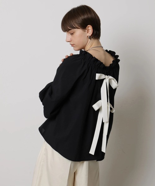 CADUNE(カデュネ)の「クールエアーオフショルブラウス(シャツ/ブラウス・レディース・ベージュ/ホワイト/ブラック・38/36)」の1枚目の写真