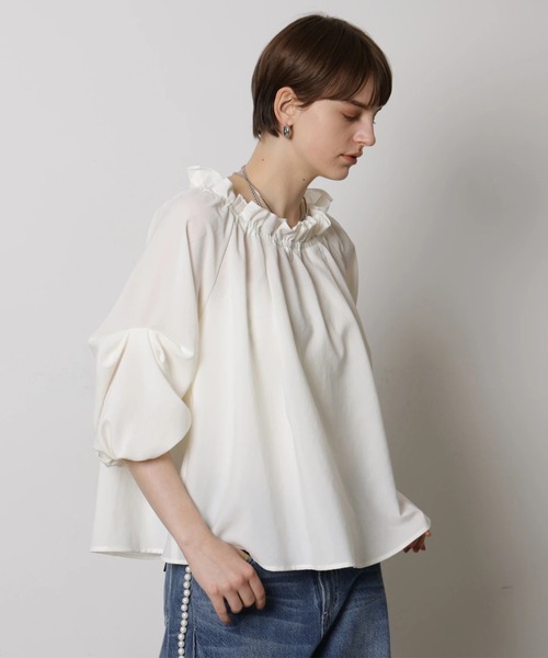 CADUNE(カデュネ)の「クールエアーオフショルブラウス(シャツ/ブラウス・レディース・ベージュ/ホワイト/ブラック・38/36)」の14枚目の写真